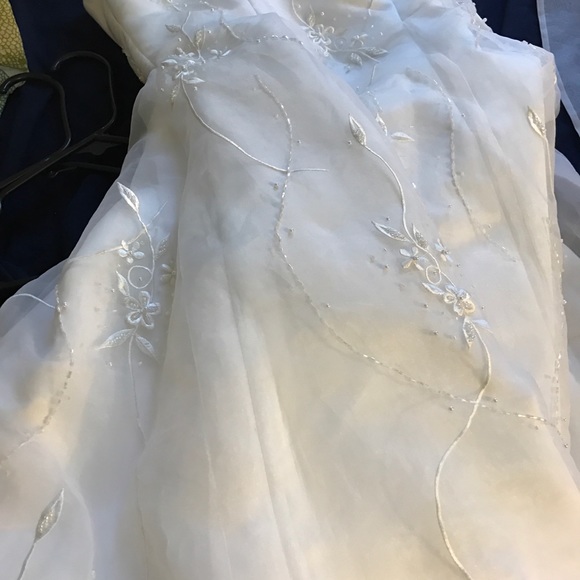 Beautiful Wedding Gown NWT - Picture 2 of 8